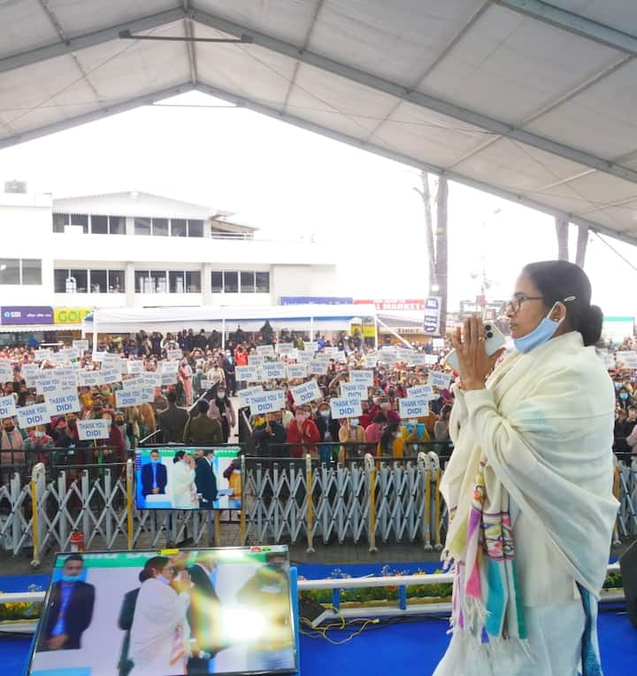 কারও সঙ্গে তুললেন সেলফি। সেই সঙ্গে যোগ দিলেন সরকারি অনুষ্ঠানেও। মঙ্গলবার দার্জিলিঙে দিনভর এই ভূমিকাতেই দেখা গেল মুখ্যমন্ত্রী মমতা বন্দ্যোপাধ্যায়কে। সকাল ৯টা নাগাদ, রিচমন্ড হিল থেকে হাঁটতে বেরোন তিনি। তারপর ম্যাল, চৌরাস্তা হয়ে যান জলা পাহাড়ে।