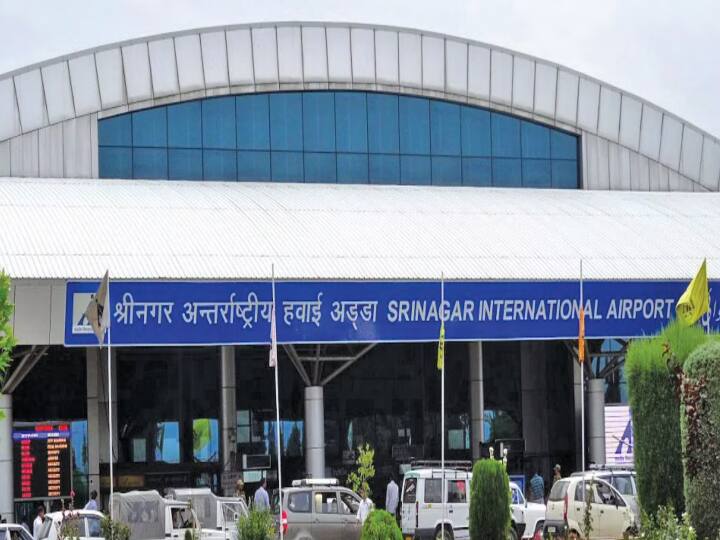 Srinagar airport witnesses surge in tourist traffic Over 15000 passengers travel in a day ann श्रीनगर इंटरनेशनल एयरपोर्ट ने हासिल की खास उपलब्धि, एक दिन में 15 हजार से अधिक यात्री 90 उड़ानों में हुए सवार