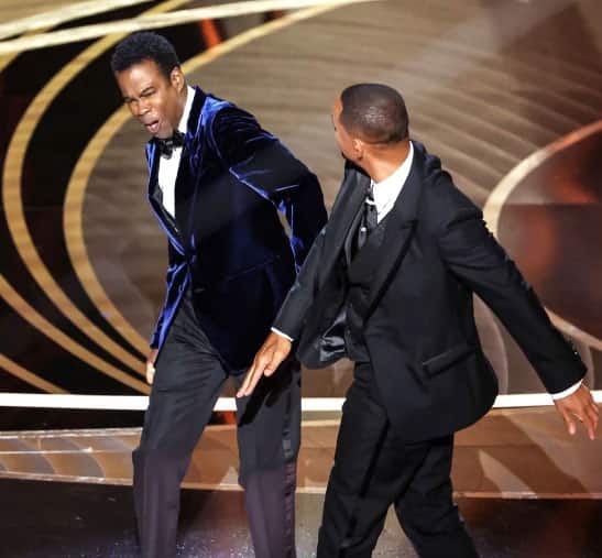 विल स्मिथ के थप्पड़ कांड की गूंज हॉलीवुड से बॉलीवुड तक छाई हुई है लेकिन बॉलीवुड में भी ऐसे सेलेब्स की कमी नहीं जो अपना आपा खो चुके हैं. इनमें शाहरुख खान से लेकर सलमान खान जैसे सेलेब्स का नाम शामिल है. (फोटो – सोशल मीडिया)