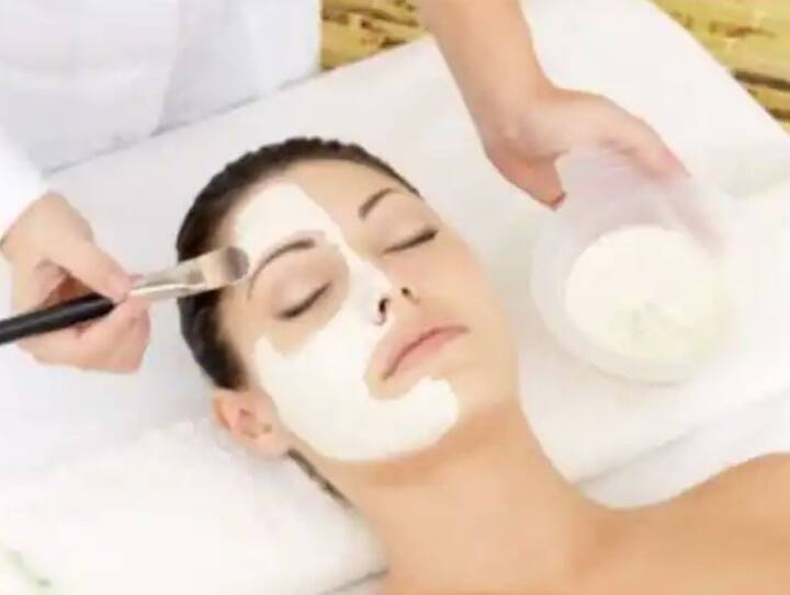 ਜੇਕਰ ਚਿਹਰੇ 'ਤੇ ਮੁਹਾਸੇ ਹਨ ਤਾਂ ਸੇਬ ਦੇ ਪੇਸਟ 'ਚ ਸ਼ਹਿਦ ਮਿਲਾ ਕੇ ਚਿਹਰੇ 'ਤੇ ਲਗਾਓ। 15 ਮਿੰਟ ਬਾਅਦ ਸਾਫ਼ ਪਾਣੀ ਨਾਲ ਚਿਹਰਾ ਧੋ ਲਓ। ਐਪਲ ਇੱਕ ਕੁਦਰਤੀ ਕਲੀਨਜ਼ਰ ਦਾ ਕੰਮ ਕਰਦਾ ਹੈ। 2 ਚੱਮਚ ਦੁੱਧ 'ਚ ਸੇਬ ਦਾ ਰਸ ਅਤੇ ਸ਼ਹਿਦ ਮਿਲਾ ਕੇ ਚਿਹਰੇ 'ਤੇ ਲਗਾਓ।