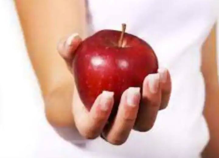 ਜੇਕਰ ਤੁਹਾਡੀ ਚਮੜੀ ਖੁਸ਼ਕ ਹੈ ਤਾਂ ਇਸ 'ਚ 1 ਚਮਚ ਗਲਿਸਰੀਨ ਅਤੇ ਗੁਲਾਬ ਜਲ ਮਿਲਾ ਲਓ। ਇਸ ਨੂੰ 15-20 ਮਿੰਟਾਂ ਲਈ ਚਿਹਰੇ 'ਤੇ ਲੱਗਾ ਰਹਿਣ ਦਿਓ ਫਿਰ ਚਿਹਰਾ ਧੋ ਲਓ।