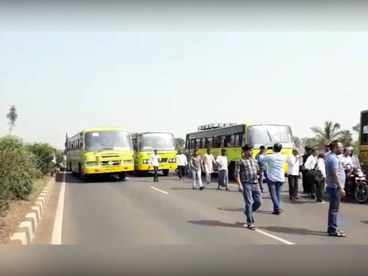 बस चालकाबरोबर प्रवासी वाद घालत आहेत हे पाहून कर्नाटक परिवहन मंडळाच्या तेथून जाणाऱ्या अन्य बस चालकांनी देखील आपल्या बस रस्त्यात थांबवल्या.