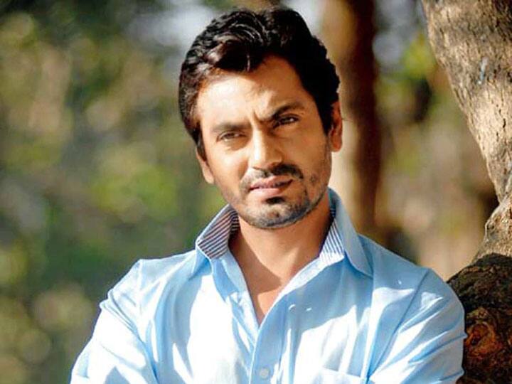 Nawazuddin Siddiqui is traveling in local train to avoid Mumbai traffic, video went viral मुंबई के ट्रैफिक से बचने के लिए लोकल ट्रेन में सफर कर रहे हैं नवाजुद्दीन सिद्दीकी, वायरल हुआ वीडियो