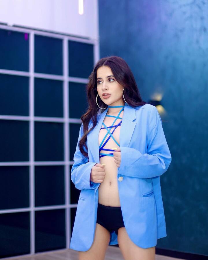 बिग बॉस ओटीटी मधून इंटरनेट सेन्सेशन बनलेल्या उर्फी जावेदला तुम्ही नेहमीच पाहिलं असेल, परंतु नुकताच उर्फीचा एक व्हिडिओ समोर आला आहे ज्यामध्ये अभिनेत्रीची वेगळा अंदाज पाहायला मिळत आहे. (photo: urf7i/ig)