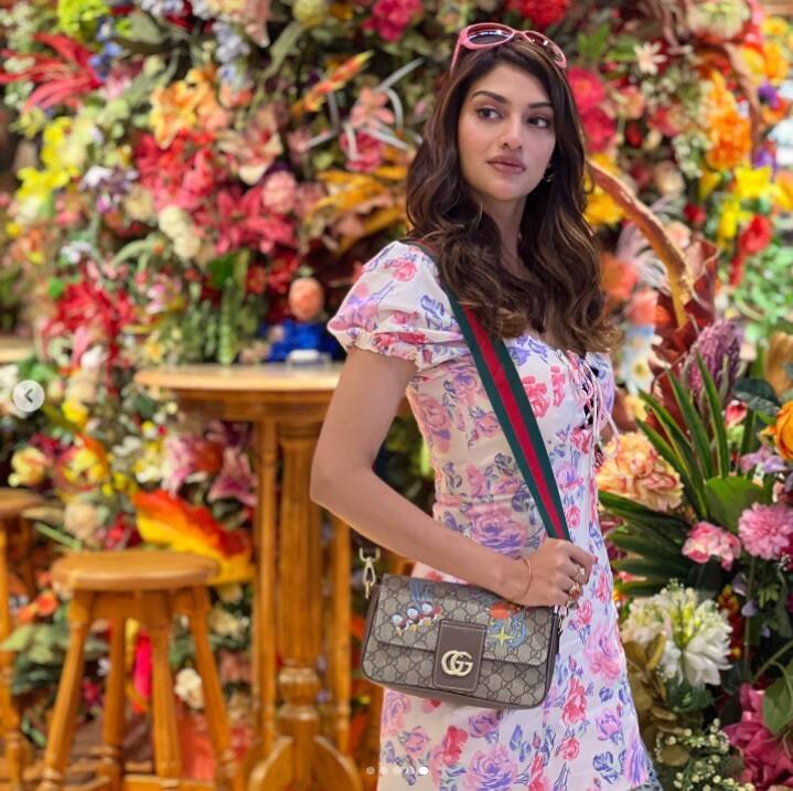 নুসরত পরেছিলেন শর্ট জেনিম ও রঙিন ক্রপটপ। একটি ছবিতে দুজনেই তাকিয়ে আছেন ক্যামেরার দিকে। অন্য ছবিতে একে অপরের দিকে তাকিয়ে রয়েছেন এই প্রেমিক যুগল। এর আগে সোশ্যাল মিডিয়ায় মাত্র দুবার নুসরতের সঙ্গে ছবি ভাগ করে নিয়েছিলেন যশ। একবার সরস্বতী পুজোর সময়, অন্যবার বিমানবন্দরে সফর করার আগে। তবে সেই ছবির থেকে অনেক বেশি গভীর যশের আপলোড করা আজকের ছবি। বসন্তে যুগলের প্রেম বাড়ছে বৈকি।