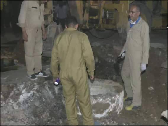 મંગળવારે ઉત્તર-પશ્ચિમ દિલ્હીના સંજય ગાંધી ટ્રાન્સપોર્ટ નગરમાં ત્રણ કામદારો ગટરમાં પડ્યા હતા. પોલીસે જણાવ્યું કે અકસ્માત બાદ કર્મચારીઓની મદદ કરવા ગયેલો એક વ્યક્તિ પણ ગટરમાં ફસાઈ ગયો છે.