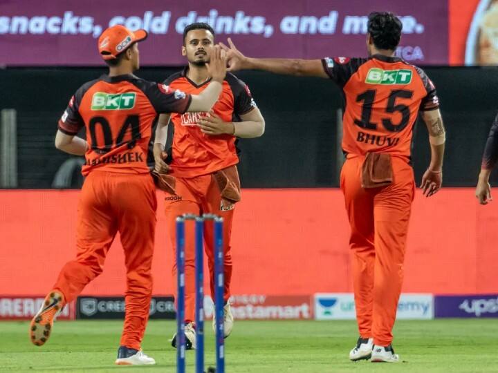 राजस्थान के बल्लेबाज जोस बटलर पहले ही ओवर में अपना विकेट खो बैठे थे लेकिन भुवनेश्वर की यह गेंद नो बॉल निकली थी.