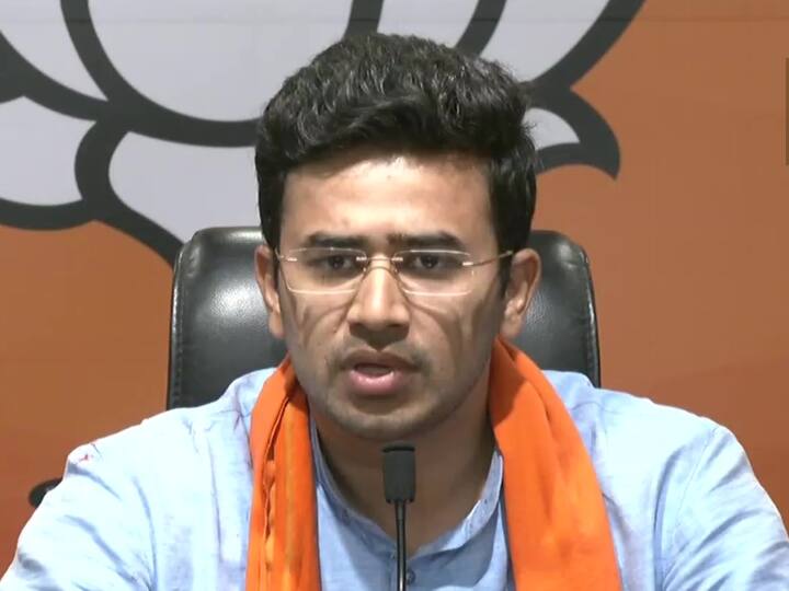 BJP MP and Yuva Morcha president Tejasvi Surya Said We demand apology from AAP And CM Arvind Kejriwal mocked and fun of massacre of Kashmiri Pandits Delhi News: तेजस्वी सूर्या की मांग- कश्मीरी पंडितों के उपहास पर बिना शर्त माफी मांगे सीएम केजरीवाल