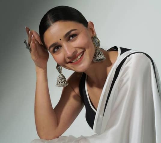 Alia Bhatt Tops List of Celebrity Brand Valuation Alia Bhatt : आलिया भट्ट ठरली महागडी अभिनेत्री, ब्रॅंड व्हॅल्यूएशन अहवालात चौथ्या स्थानावर