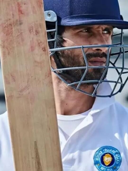 शाहिद कपूर और मृणाल ठाकुर की फिल्म जर्सी 14 अप्रैल को रिलीज होने वाली है. यह तेलुगू फिल्म का सीक्वल है, जो 2019 में रिलीज हुई थी.