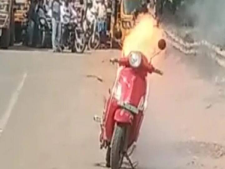 Chennai: Another electric scooter catches fire; third incident in a week Chennai: சென்னையில் அடுத்த அதிர்ச்சி சம்பவம்! வித்தியாச சத்தம்.. திடீர் புகை.. நடு ரோட்டில் எரிந்த பேட்டரி பைக்!