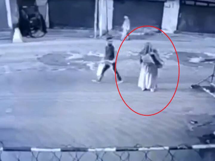 WATCH: जम्मू-कश्मीर के सोपोर में बुर्का पहनी महिला ने CRPF बंकर पर फेंका पेट्रोल बम, वीडियो हुआ वायरल WATCH Bomb hurled at CRPF bunker by a burqa-clad woman in Sopore jammu kashmir WATCH: जम्मू-कश्मीर के सोपोर में बुर्का पहनी महिला ने CRPF बंकर पर फेंका पेट्रोल बम, वीडियो हुआ वायरल