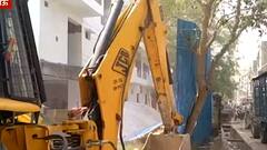 UP में एक्शन मोड में Bulldozer: BSP नेता फहाद की बिल्डिंग पर चला बुलडोजर, देखिए LIVE तस्वीरेंं..