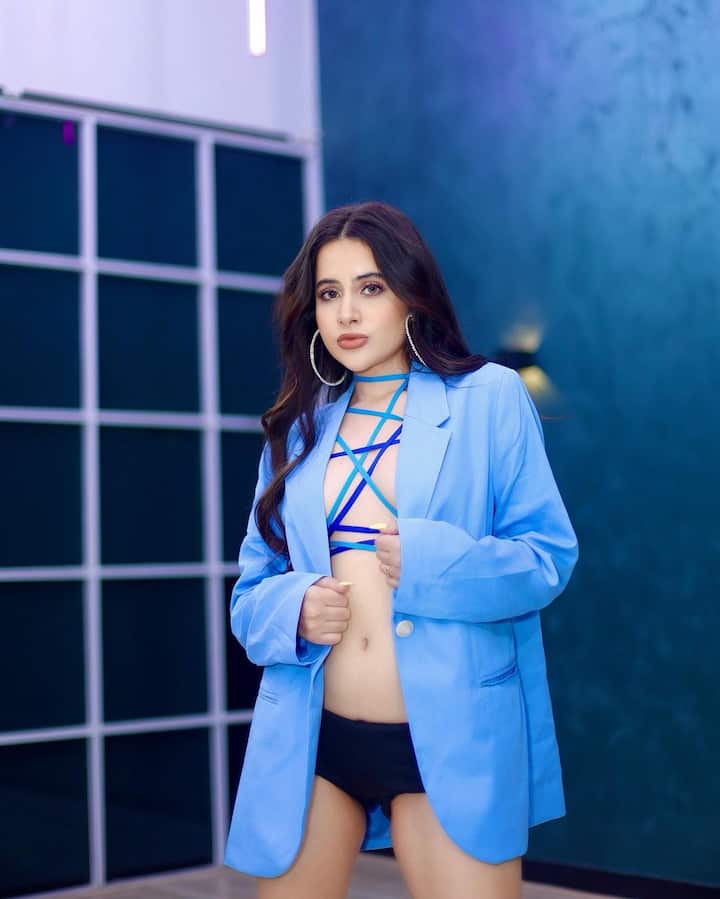 नेहमी हसत-खेळत राहणारी उर्फी या व्हिडिओमध्ये चिडलेली दिसत आहे, अभिनेत्री इतकी संतापली आहे की तिने पापाराझीला फोटो क्लिक करायलाही नकार दिला आणि सर्वांसमोर निघून गेली.(photo: urf7i/ig)