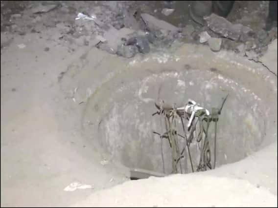 પોલીસના જણાવ્યા અનુસાર, સમયપુર બદલી પોલીસ સ્ટેશનને લગભગ સાંજે 6.30 વાગ્યે ઘટનાની માહિતી મળી હતી. પોલીસની ટીમ તાત્કાલિક ઘટનાસ્થળે પહોંચી હતી અને વિસ્તારને કોર્ડન કરી લીધો હતો. ફાયર વિભાગના અધિકારીઓ પણ બચાવ કાર્યમાં લાગેલા છે.