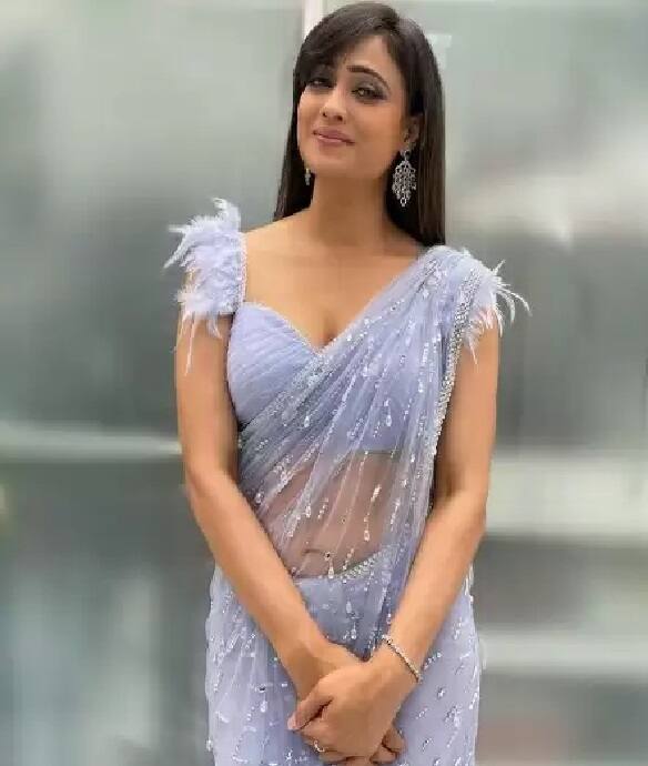 ब्लू साड़ी, सिंपल लुक फिर भी कमाल की लग रही हैं श्वेता तिवारी.