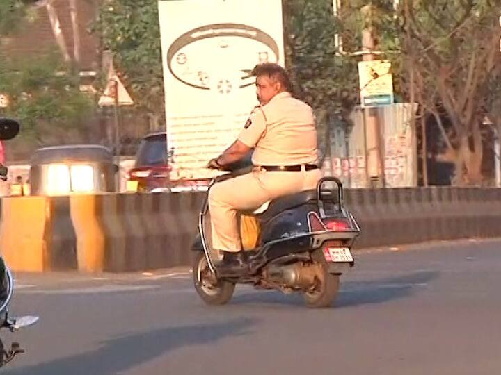 Nashik Police Commissioner Deepak Pandey's helmet enforcement campaign, cops roam the city without helmets नाशिक पोलीस आयुक्तांच्या हेल्मेट सक्ती मोहिमेला पोलिसांकडूनच हरताळ