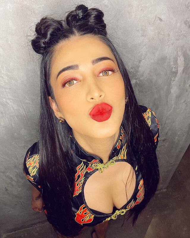 ఇప్పుడిప్పుడే తిరిగి టాలీవుడ్ పై దృష్టి పెడుతోంది. (Photo Courtesy: Shruti Haasan Instagram)