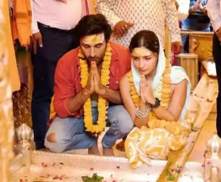 ਰਣਬੀਰ ਕਪੂਰ ਅਤੇ ਆਲੀਆ ਨੇ ਸੋਸ਼ਲ ਮੀਡੀਆ 'ਤੇ ਇਸ ਦੀਆਂ ਕੁਝ ਤਸਵੀਰਾਂ ਵੀ ਸ਼ੇਅਰ ਕੀਤੀਆਂ ਹਨ। ਜੋ ਕਾਫੀ ਵਾਇਰਲ ਹੋ ਰਹੀਆਂ ਹਨ ।ਤਸਵੀਰਾਂ 'ਚ ਰਣਬੀਰ-ਆਲੀਆ ਭਗਵਾਨ ਸ਼ਿਵ ਦੀ ਪੂਜਾ ਕਰਦੇ ਨਜ਼ਰ ਆ ਰਹੇ ਹਨ।