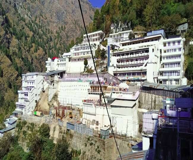 मां वैष्णो देवी मंदिर, कटरा - मां वैष्णो देवी का मंदिर भारत के सबसे प्रसिद्ध मंदिरों में से एक है. जम्मू से 61 किलोमीटर की दूरी पर स्थित ये मंदिर ना सिर्फ धार्मिक आस्था का केंद्र है. बल्कि यहां हर साल लाखों श्रद्धालु दर्शन के लिए आते हैं. नवरात्रि में यहां विशेष पूजा होती है और भक्तों की भारी भीड़ देखने को मिलती है. वैष्णो देवी मंदिर के पास ही भैरवनाथ धाम भी है. ऐसा माना जाता है कि माँ वैष्णो देवी के दर्शन के बाद भैरव बाबा के दर्शन करने से सभी मनोकामनाएं पूरी होती हैं.