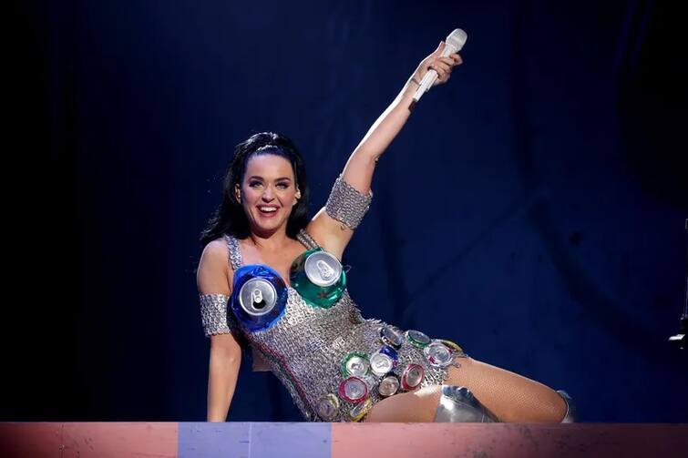 American star singer katy perry became the victim of oops moment in live show ચાલુ શૉમાં પરફોર્મન્સ દરમિયાન આ હૉટ સિંગરનુ પેન્ટ ફાટી ગયુ, દર્શકો હંસવા માંડ્યા ને પછી.... જુઓ વીડિયો