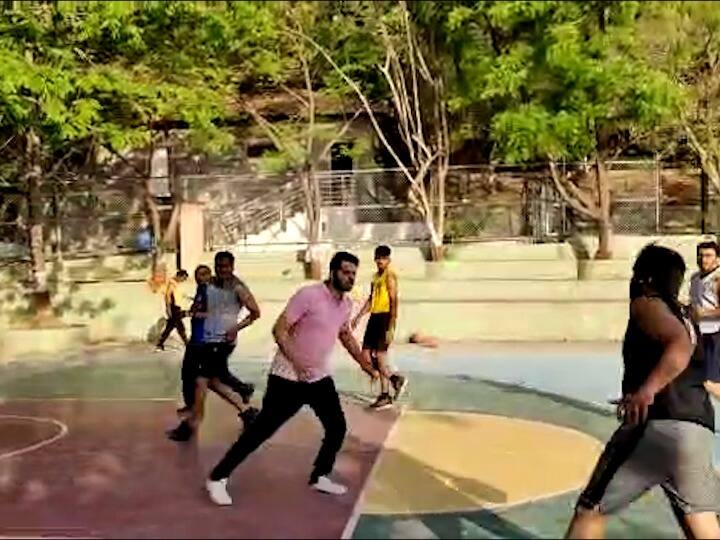 युवासेनेचे नेते वरुण सरदेसाई शिवसेनेच्या निश्चय दौऱ्याच्या निमित्ताने आज जळगाव जिल्ह्यात आहेत. यावेळी जैन हिल्स परिसरात असलेल्या अनुभूती शाळेत बास्केटबॉल खेळताना दिसले.