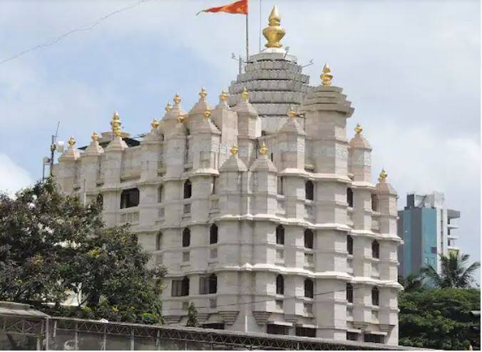 ਸਿੱਧੀਵਿਨਾਇਕ ਮੰਦਰ - ਇਹ ਮੁੰਬਈ ਦਾ ਸਭ ਤੋਂ ਮਸ਼ਹੂਰ ਮੰਦਰ ਹੈ। ਜਿੱਥੇ ਜ਼ਿਆਦਾਤਰ ਲੋਕ ਦਰਸ਼ਨਾਂ ਲਈ ਆਉਂਦੇ ਹਨ। ਦੱਸ ਦੇਈਏ ਕਿ ਇਹ ਮੰਦਿਰ ਭਗਵਾਨ ਗਣੇਸ਼ ਨੂੰ ਸਮਰਪਿਤ ਇੱਕ ਸਤਿਕਾਰਯੋਗ ਮੰਦਰ ਹੈ, ਜਿਸ ਦਾ ਨਿਰਮਾਣ ਲਕਸ਼ਮਣ ਵਿਥੂ ਤੇ ਦੇਉਬਾਈ ਪਾਟਿਲ ਨੇ ਸਾਲ 1801 ਵਿੱਚ ਕੀਤਾ ਸੀ। ਕਿਹਾ ਜਾਂਦਾ ਹੈ ਕਿ ਜੋੜੇ ਦੀ ਆਪਣੀ ਕੋਈ ਔਲਾਦ ਨਹੀਂ ਸੀ ਅਤੇ ਇਸ ਲਈ ਇਹ ਮੰਦਰ ਬਣਾਉਣ ਦਾ ਫੈਸਲਾ ਕੀਤਾ ਗਿਆ ਤਾਂ ਜੋ ਇਸ ਮੰਦਰ ਰਾਹੀਂ ਬਾਂਝ ਔਰਤਾਂ ਦੀਆਂ ਮਨੋਕਾਮਨਾਵਾਂ ਪੂਰੀਆਂ ਹੋ ਸਕਣ। ਦਿਲਚਸਪ ਗੱਲ ਇਹ ਹੈ ਕਿ ਇੱਥੇ ਭਗਵਾਨ ਗਣੇਸ਼ ਦੀ ਮੂਰਤੀ ਪ੍ਰਗਟ ਹੋਈ ਸੀ।