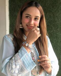 चमक-धमक वाले कपड़ों को छोड़, सादे लिबास में रानी चटर्जी ने जीता दिल, सिंपल सूट पहन लूटी महफिल