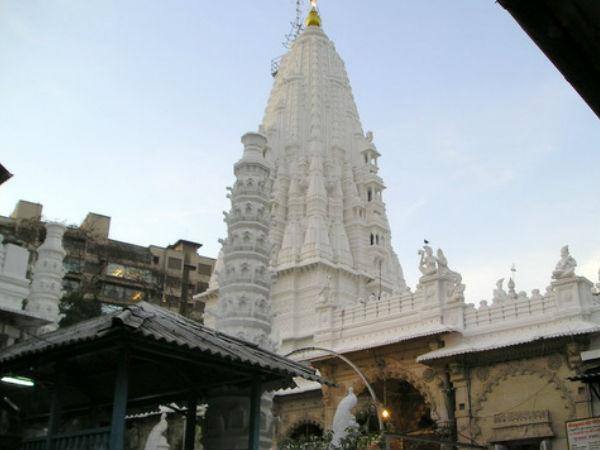 बाबुलनाथ मंदिर – इस मंदिर को गुजराती समुदाय द्वारा बनाया गया था. जोकि भगवान शिव को समर्पित हैं. ये मंदिर मुबंई में गिरगांव चौपाटी के पास एक छोटी सी पहाड़ी पर बना हुआ है. इसका मिर्माण 1890 में हुआ था.