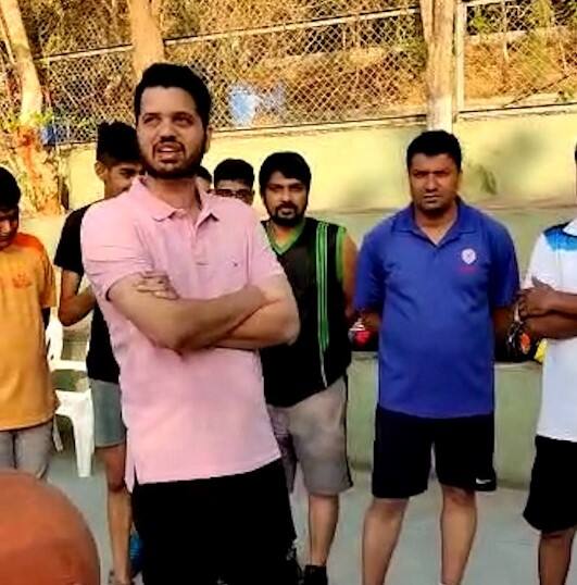 युवासेनेचे नेते वरुण सरदेसाई हे लहानपणापासून बास्केटबॉल खेळतात आणि ते खेळाडू देखील आहेत.