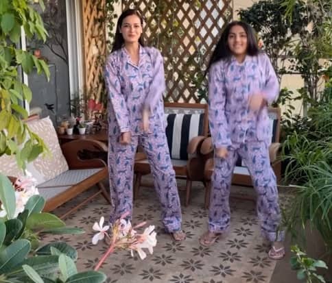 दीया मिर्जा की सौतेली बेटी समायरा आज अपना 13वां जन्मदिन सेलिब्रेट कर रही हैं और इस मौके पर दिया ने बेटी के लिए एक खास पोस्ट लिखा है. दीया और समायरा एक दूसरे के साथ कितना अच्छा बॉन्ड शेयर करतीं हैं ये उनकी फोटोज़ में नज़र आता है.