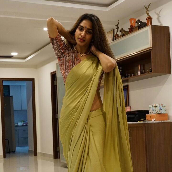 సినిమాల్లో అక్క, వదిన పాత్రలుకు న్యాయం చేస్తూ కెరీర్లో జోరుమీదున్న సురేఖా వాణి...సోషల్ మీడియాలోనూ యాక్టివ్ గా ఉంటుంది. ఆమె షేర్ చేసిన ప్రతి ఫొటో వైరల్ అవుతుంది..