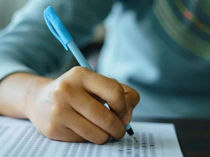 English exam canceled in 24 districts of UP due to paper leak, students expressed anger ann Gorakhpur: पेपर लीक होने से यूपी के 24 जिलों में रद्द हुई अंग्रेजी की परीक्षा, छात्रों ने इस बात पर जताई नाराजगी