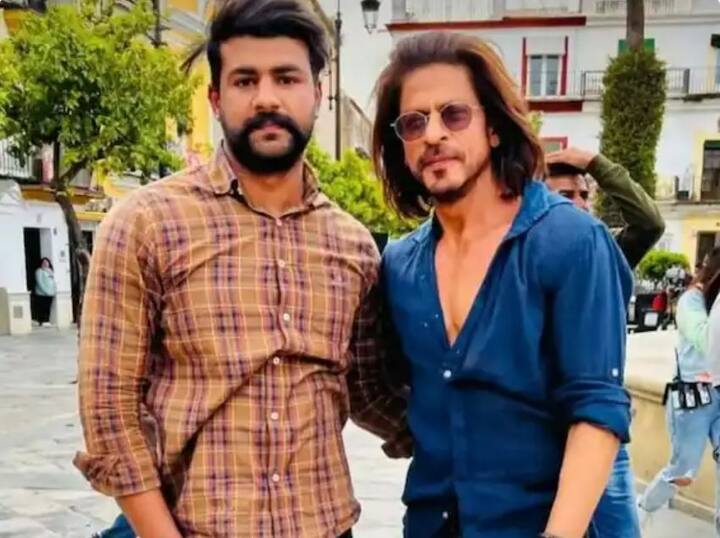 તસવીરમાં શાહરૂખ લાંબા વાળ ફ્લોન્ટ કરતો જોવા મળે છે