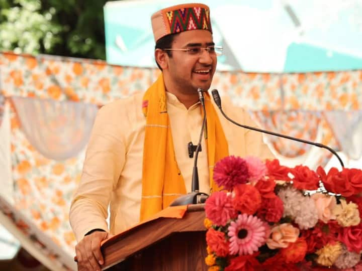 Delhi CM Kejriwal protest against Kashmir files BJYMO chief MP Tejasvi Surya detained ann दिल्ली सीएम केजरीवाल के घर के बाहर तोड़फोड़, कश्मीर फाइल्स पर हुआ बयान का विरोध, हिरासत में लिये गये भाजयूमो प्रमुख सांसद तेजस्वी सूर्या