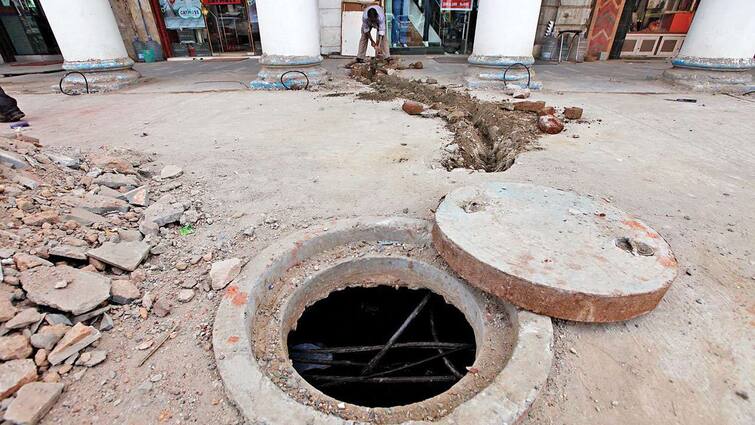 Seven Sewer Deaths in Delhi till April 4 2022 this is highest number last five years Delhi Sewer Deaths: दिल्ली में इस साल सीवर में सात लोगों की मौत, पांच साल में सबसे अधिक आंकड़ा