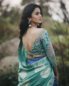 VJ anjana : வேற லெவலில் போஸ் கொடுத்த விஜே அஞ்சனா... அழகிய சேலை புகைப்படங்கள்!