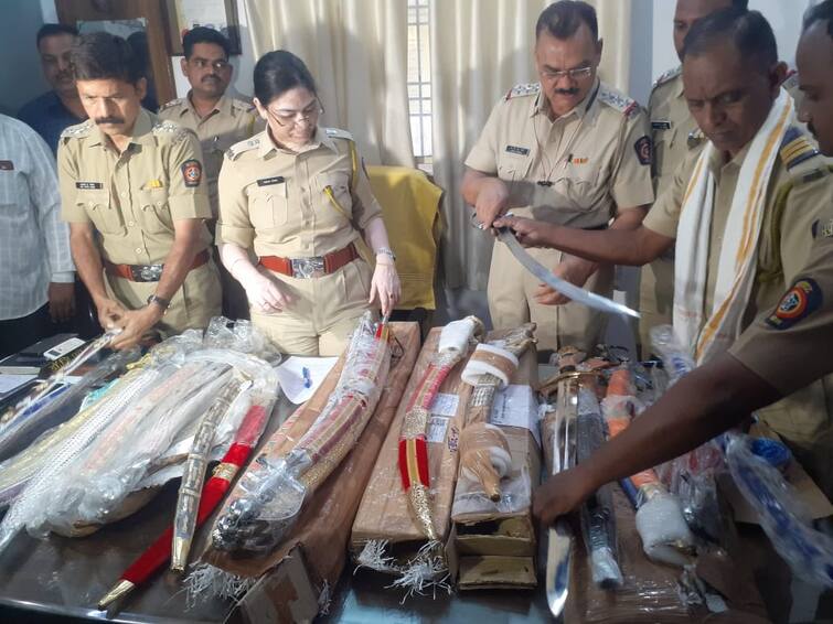 Aurangabad action was taken against a courier company, a large quantity of arms was found and the police were also shaken Aurangabad crime : औरंगाबादमध्ये कुरियर कंपनीवर कारवाई, मोठ्या प्रमाणात सापडला शस्त्रसाठा, पोलीसही हादरले