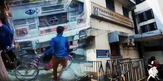 Hooghly News: দিনেদুপুরে জনবহুল এলাকা থেকে সাইকেল চুরি করছে দুই যুবক, ধরা পড়ল সিসিটিভিতে