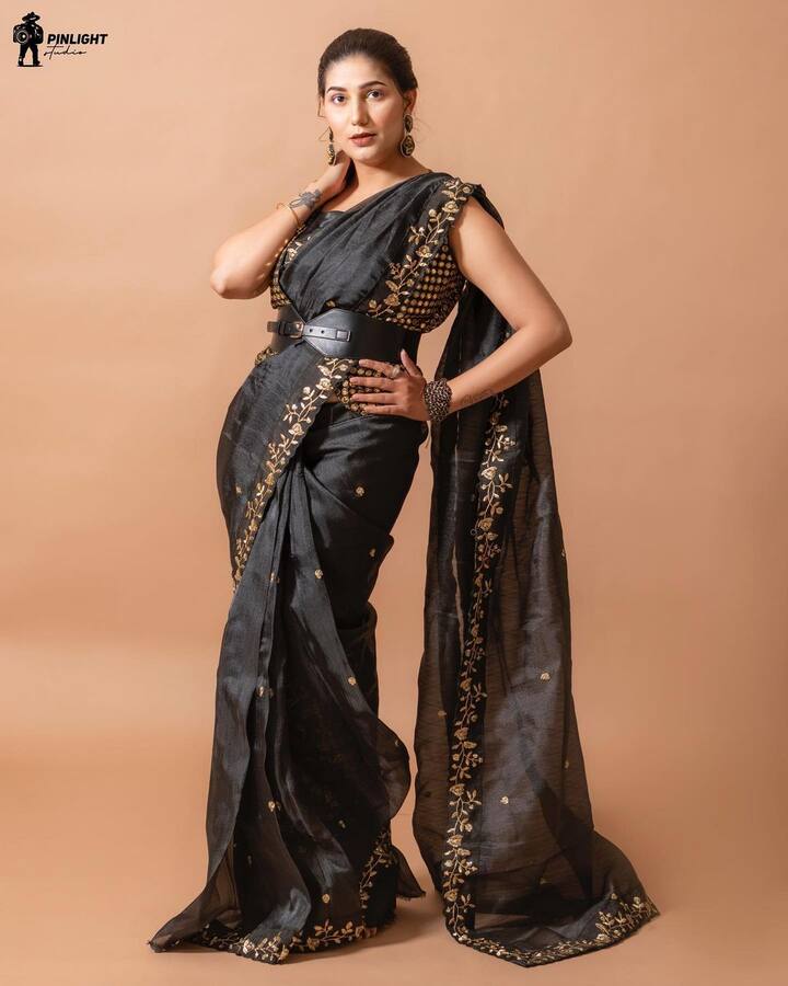 सपना चौधरीने हा व्हिडिओ तिच्या लाखो दर्शकांसोबत शेअर केल्याने तिच्यावर या व्हिडिओला लाईक्स आणि कमेंट्सचा वर्षाव होत आहे, तसेच चाहतेही हा व्हिडिओ शेअर करून सपनावर सतत प्रेमाचा वर्षाव करत आहेत.(photo:itssapnachoudhary/ig)