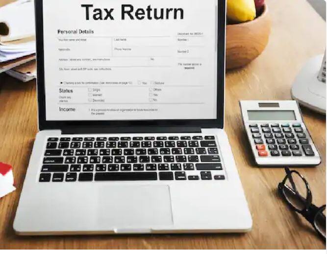 ਆਧਾਰ ਪੈਨ ਨੂੰ ਲਿੰਕ ਕਰਨ ਲਈ ਇਨਕਮ ਟੈਕਸ ਈ-ਫਾਈਲਿੰਗ ਵੈੱਬਸਾਈਟ 'ਤੇ ਕਲਿੱਕ ਕਰੋ। ਇੱਥੇ ਲਿੰਕ ਆਧਾਰ ਵਿਕਲਪ 'ਤੇ ਕਲਿੱਕ ਕਰਕੇ ਆਧਾਰ ਅਤੇ ਪੈਨ ਨੂੰ ਲਿੰਕ ਕਰੋ। ਲਿੰਕ ਕਰਨ ਤੋਂ ਬਾਅਦ ਤੁਹਾਡੇ ਮੋਬਾਈਲ ਨੰਬਰ 'ਤੇ ਲਿੰਕ ਮੈਸੇਜ ਆਵੇਗਾ।