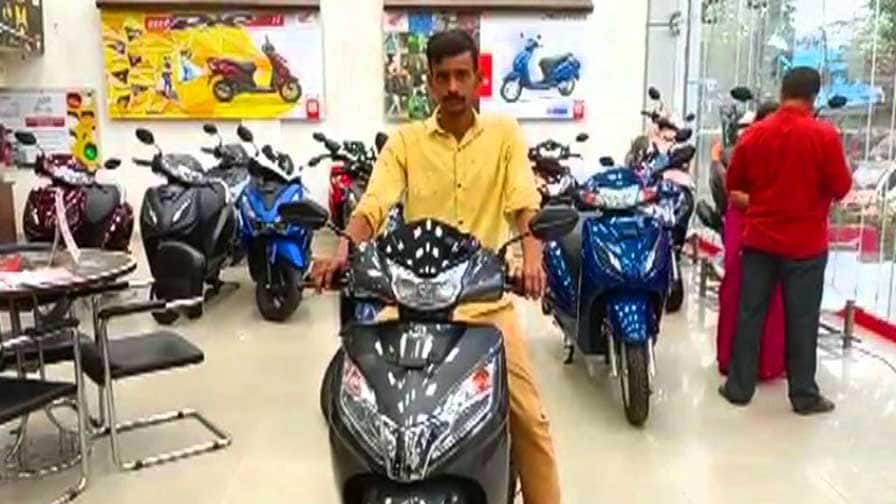 Nadia youth brought scooter with 1 rupee coin which has earned his mother by beggaring Nadia News: স্বপ্নপূরণ! মায়ের ভিক্ষার ১ টাকার কয়েন জমিয়ে স্কুটার কিনলেন ছেলে