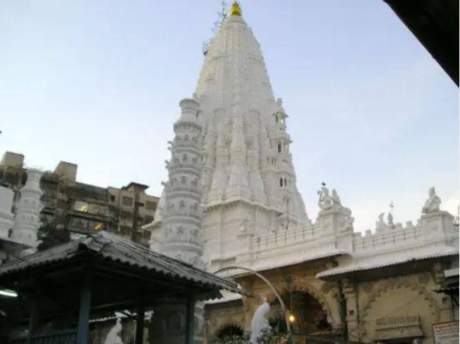 ਬਾਬੁਲਨਾਥ ਮੰਦਰ - ਇਹ ਮੰਦਰ ਗੁਜਰਾਤੀ ਭਾਈਚਾਰੇ ਦੁਆਰਾ ਬਣਾਇਆ ਗਿਆ ਸੀ। ਜੋ ਭਗਵਾਨ ਸ਼ਿਵ ਨੂੰ ਸਮਰਪਿਤ ਹਨ। ਇਹ ਮੰਦਰ ਮੁੰਬਈ ਵਿੱਚ ਗਿਰਗੌਮ ਚੌਪਾਟੀ ਦੇ ਕੋਲ ਇੱਕ ਛੋਟੀ ਪਹਾੜੀ ਉੱਤੇ ਬਣਿਆ ਹੈ। ਇਹ 1890 ਵਿੱਚ ਬਣਾਇਆ ਗਿਆ ਸੀ।