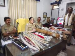 Photo Gallery : औरंगाबादमध्ये कुरियर कंपनीवर कारवाई, मोठ्या प्रमाणात सापडला शस्त्रसाठा,2 जण ताब्यात