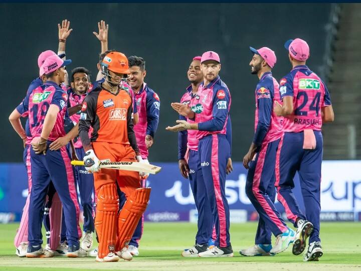 इस मुकाबले में सनराइजर्स हैदराबाद ने पावरप्ले (शुरुआती 6 ओवर) में महज 14 रन बनाकर 3 विकेट खोए. IPL के इतिहास में यह किसी टीम का पावरप्ले में सबसे बुरा प्रदर्शन था. इससे पहले यह रिकॉर्ड RR के नाम था. RR ने IPL 2009 में RCB के खिलाफ पावरप्ले में 14 रन बनाकर 2 विकेट खोए थे.