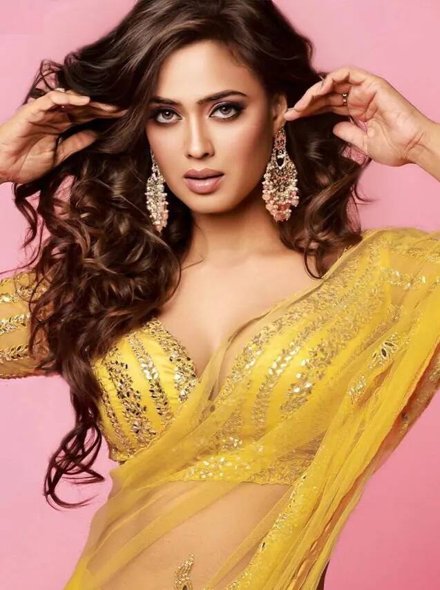 येलो साड़ी उस पर तिरछी निगाहें श्वेता तिवारी का ये लुक उनके फैन्स के दिलों पर बिजलियां गिराने के लिए काफी है.