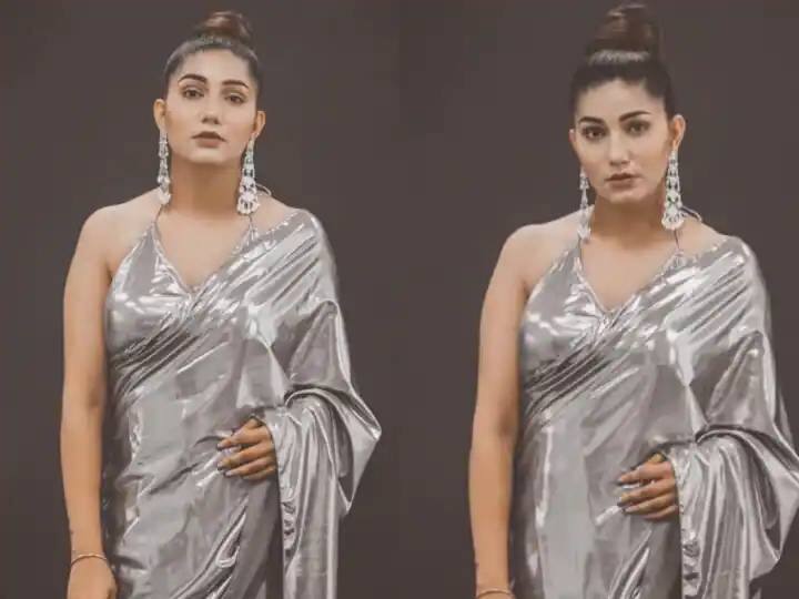 सिल्व्हर साडी नेसून सपना तिची स्टाइल दाखवताना दिसत आहे.(photo:itssapnachoudhary/ig)