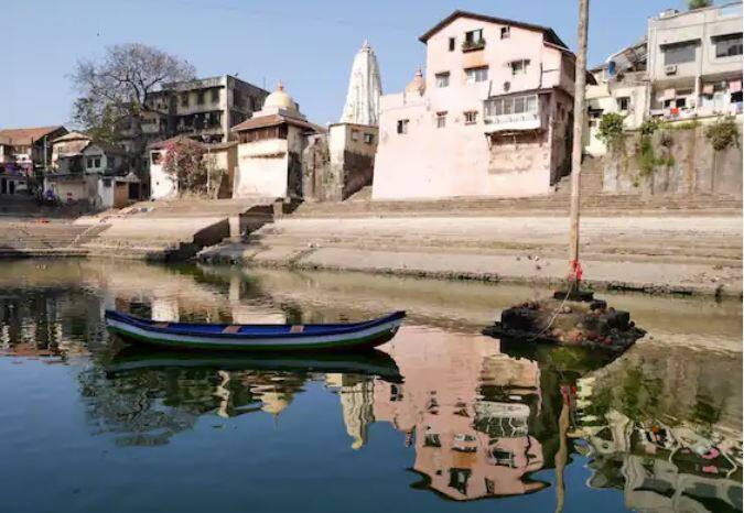 ਵਾਲਕੇਸ਼ਵਰ ਮੰਦਰ - ਇਸ ਮੰਦਰ ਨੂੰ ਬਾਨ ਗੰਗਾ ਮੰਦਿਰ ਵੀ ਕਿਹਾ ਜਾਂਦਾ ਹੈ। ਇਹ ਮਾਲਾਬਾਰ ਹਿੱਲ ਦੇ ਨੇੜੇ ਸਥਿਤ ਹੈ। ਇਸ ਮੰਦਿਰ ਦੇ ਨੇੜੇ ਇੱਕ ਛੋਟਾ ਜਿਹਾ ਤਾਲਾਬ ਹੈ, ਜਿਸ ਦਾ ਨਾਮ ਬੰਗੰਗਟੰਕ ਹੈ। ਅਮਾਵਸਿਆ ਤੇ ਪੂਰਨਿਮਾ ਦੇ ਦਿਨਾਂ 'ਤੇ ਵੱਡੀ ਗਿਣਤੀ ਵਿਚ ਸ਼ਰਧਾਲੂ ਇਸ ਮੰਦਰ ਵਿਚ ਆਉਂਦੇ ਹਨ।