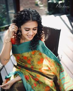 VJ anjana : வேற லெவலில் போஸ் கொடுத்த விஜே அஞ்சனா... அழகிய சேலை புகைப்படங்கள்!