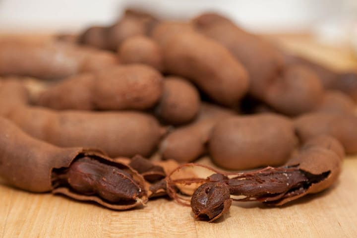चिंचेचा ज्यूस प्यायल्यानं त्वाचेला पोषण मिळते.